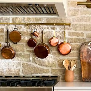 Grytställ i olackerad mässing med S-krokar, väggmonterad skena i vintagemässing, handgjord rustik köksstång i guld, grytunderlägg i massiv mässing