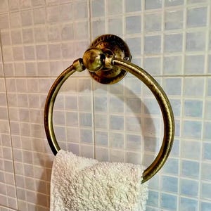 Porta-toalhas de banheiro feito à mão em bronze maciço com pátina de latão martelado | Anel de toalha de bronze vintage | Anel porta-toalhas de banho atemporal
