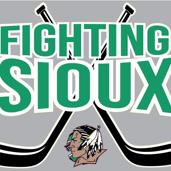 Può includere: Un logo verde e bianco con il testo "FIGHTING SIOUX" e due bastoni da hockey incrociati. Un mascotte nativo americano è al centro del logo.