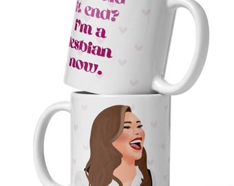 Taza de café/té inspirada en Gabby Windey & The Traitors / "¿Cómo terminó? Ahora soy lesbiana". / Recaudación de fondos