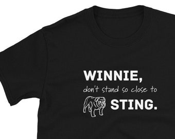 Camiseta unisex de manga corta inspirada en "Solo asesinatos en el edificio" / Winnie, no te acerques tanto a Sting