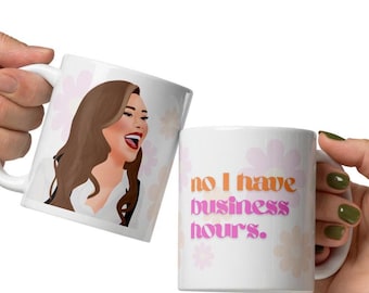 Taza de café/té inspirada en Gabby Windey and The Traitors / “no, tengo horario comercial”
