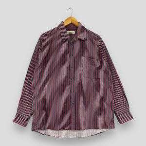 Puede incluir: Una camisa de manga larga con botones y rayas verticales rojas, azules y blancas.