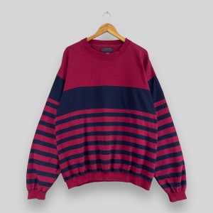 Könnte beinhalten: Ein rot-weiß gestreiftes Sweatshirt mit Rundhalsausschnitt. Das Sweatshirt hat einen breiten weißen Streifen über der Brust.
