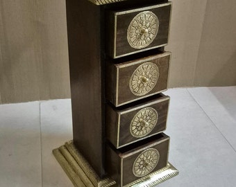 Cómoda artesanal de madera con detalles de latón, estilo étnico indio, 4 cajones