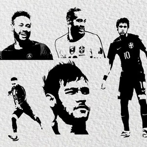 Puede incluir: Imágenes en silueta en blanco y negro de cuatro jugadores de fútbol. Los jugadores llevan camisetas con logotipos de equipo y números. Los jugadores están en varias poses, incluyendo correr, estar de pie y patear una pelota.