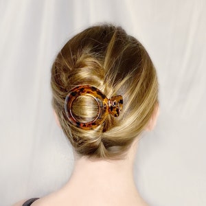 small, circle brown tortoise clip | The Best Hair Clip