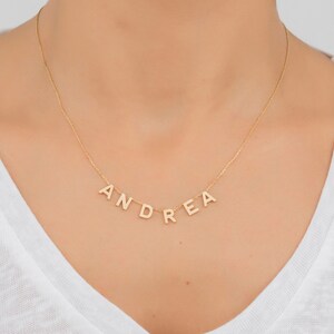 Collier de nom de lettre délicate, collier de nom de bloc, bijoux de nom pendants, tour de cou de nom personnalisé, maman pour collier, cadeau pour l’obtention du diplôme