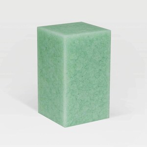 Könnte beinhalten: Ein massiver, rechteckiger, hellgrüner Block mit strukturierter Oberfläche. Der Block hat eine einheitliche Farbe und ein leicht raues Aussehen. Das Objekt ist eine einfache, geometrische Form.