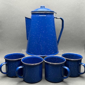 Cafetera vintage de esmalte azul con tapa abatible y 4 tazas
