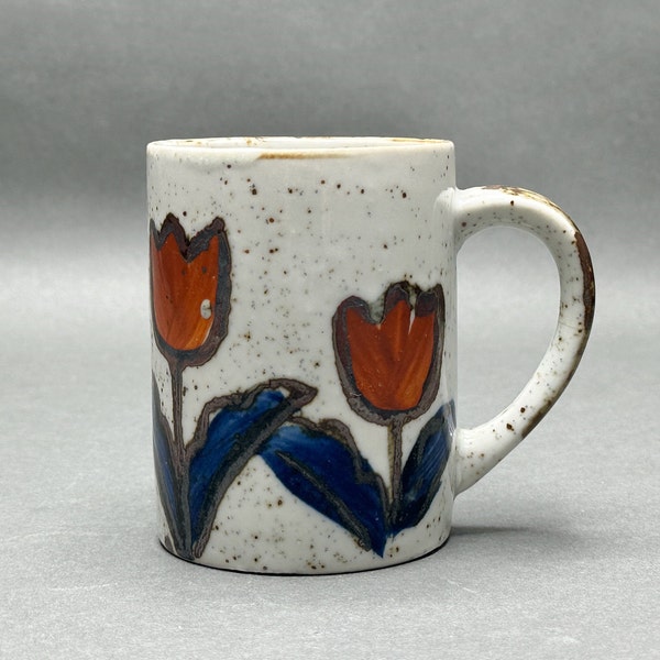 Mug vintage en céramique émaillée mouchetée avec motif tulipes