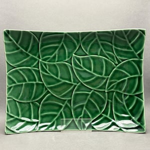 Bandeja rectangular de gres verde "Hojas de Jade" de la marca Vintage Pier 1.