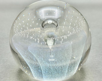 Fermacarte vintage in vetro iridescente con effetto bolla controllata.