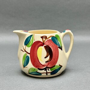 Jarra de crema vintage Purinton pintada a mano con diseño de manzana y hoja