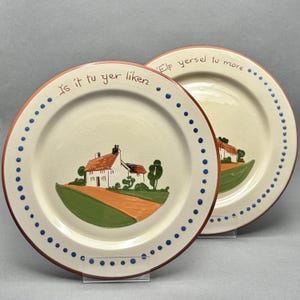 Par vintage-tallrikar, Dartmouth keramik, Redware, Motto Ware