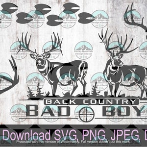 Peut inclure: Design en silhouette noire et blanche de deux cerfs avec de grands bois, un crâne de cerf et un symbole de cible. Le texte "Back Country Bad Boys" est écrit en caractères gras.