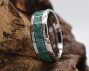 Partnerringe Ring aus Titan mit Inlay aus Malachit Rohstein. Edelstahl Herrenring und Damenring in Handarbeit hergestellt