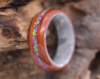 Partnerringe Edelholz Bentwood Holzring aus Santos Rosewood Holz mit Inlay aus weißen Opalen. Verlobungsringe oder Hochzeitsringe