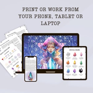 Pu&ograve; includere: Un'illustrazione digitale di una donna che tiene un cristallo, con uno schema geometrico sullo sfondo. L'immagine &egrave; visualizzata sullo schermo di un laptop, con un telefono e un tablet che mostrano informazioni aggiuntive sui cristalli. Il testo sul tablet dice "Colori dei cristalli". Il testo sul telefono dice "Come creare una griglia di cristalli". Il testo sullo schermo del laptop dice "Crea una griglia di cristalli".