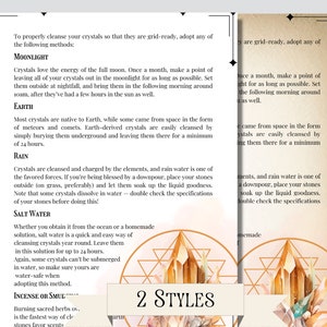 Pu&ograve; includere: Una pagina di una guida su come purificare i cristalli. La pagina &egrave; illustrata con un dipinto ad acquerello di un gruppo di cristalli e un motivo geometrico. Il testo sulla pagina descrive diversi metodi per purificare i cristalli, tra cui la luce della luna, la terra, la pioggia, l'acqua salata e l'incenso.