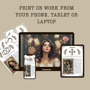 K&ouml;nnte beinhalten: Eine digitale Illustration einer Tarotkarten-Lesung mit einer Frau in einem wei&szlig;en Kleid, die eine leuchtende Kugel h&auml;lt. Das Bild wird auf einem Laptop-Bildschirm angezeigt, mit zwei kleineren Bildschirmen, die andere Tarotkarten zeigen. Der Text "DRUCKEN ODER ARBEITEN VON DEINEM HANDY, TABLET ODER LAPTOP" wird &uuml;ber dem Bild angezeigt.