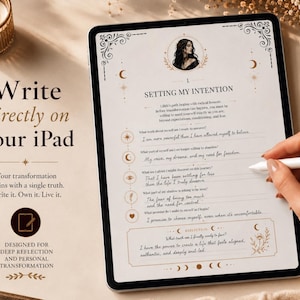 K&ouml;nnte beinhalten: Ein digitales Tablet zeigt eine Seite mit dem Titel SETTING MY INTENTION, verziert mit himmlischen Illustrationen, Fragen und handschriftlichem Text. Der Bildschirm enth&auml;lt ein Portr&auml;t, Mondphasen und dekorative R&auml;nder. Ein Eingabestift liegt auf dem Bildschirm.