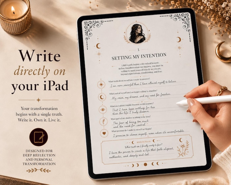 K&ouml;nnte beinhalten: Ein digitales Tablet zeigt eine Seite mit dem Titel SETTING MY INTENTION, verziert mit himmlischen Illustrationen, Fragen und handschriftlichem Text. Der Bildschirm enth&auml;lt ein Portr&auml;t, Mondphasen und dekorative R&auml;nder. Ein Eingabestift liegt auf dem Bildschirm.