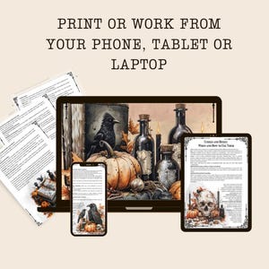 Pu&ograve; includere: Un download digitale di una guida stampabile per l'utilizzo di candele ed erbe per la magia. La guida &egrave; mostrata sullo schermo di un laptop, un tablet e un telefono. L'immagine include anche un'illustrazione in stile vintage di una zucca, corvi e bottiglie di pozione.