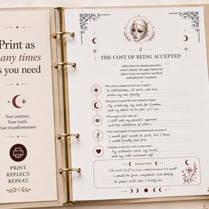 K&ouml;nnte beinhalten: Ein beigefarbener Ringordner mit drei Ringen, der bedruckte Seiten mit dunkelbraunem Text und Illustrationen enth&auml;lt. Die linke Seite zeigt den Text Print as many times as you need. Die rechte Seite tr&auml;gt den Titel The Cost of Being Accepted.