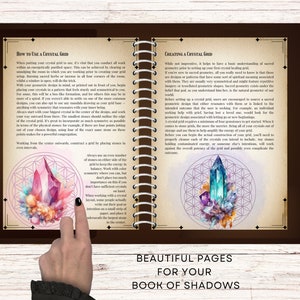 Pu&ograve; includere: Una pagina di un libro delle ombre con istruzioni su come creare e utilizzare una griglia di cristalli. La pagina presenta un'illustrazione ad acquerello di una griglia di cristalli con vari cristalli colorati. Il testo sulla pagina include le parole "Come usare una griglia di cristalli" e "Creare una griglia di cristalli".