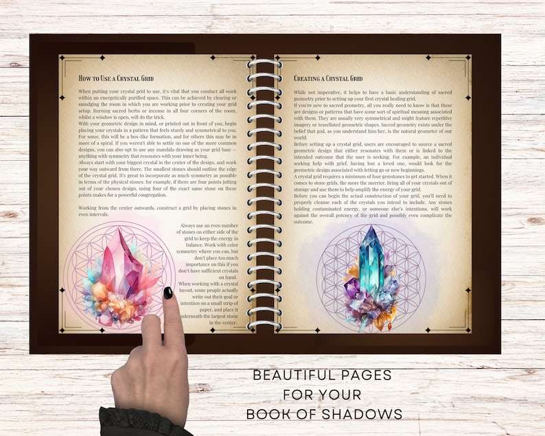 Pu&ograve; includere: Una pagina di un libro delle ombre con istruzioni su come creare e utilizzare una griglia di cristalli. La pagina presenta un'illustrazione ad acquerello di una griglia di cristalli con vari cristalli colorati. Il testo sulla pagina include le parole "Come usare una griglia di cristalli" e "Creare una griglia di cristalli".
