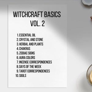 Peut inclure: Une liste imprimable en noir et blanc des bases de la sorcellerie, intitul&eacute;e "Witchcraft Basics Vol. 2". La liste comprend 10 &eacute;l&eacute;ments, tels que les huiles essentielles, les cristaux, les herbes, les chakras, les signes du zodiaque, les couleurs de l'aura, les correspondances d'encens, les jours de la semaine, les correspondances de tarot et les sigils.