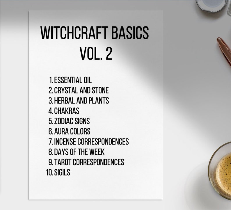 Peut inclure: Une liste imprimable en noir et blanc des bases de la sorcellerie, intitul&eacute;e "Witchcraft Basics Vol. 2". La liste comprend 10 &eacute;l&eacute;ments, tels que les huiles essentielles, les cristaux, les herbes, les chakras, les signes du zodiaque, les couleurs de l'aura, les correspondances d'encens, les jours de la semaine, les correspondances de tarot et les sigils.