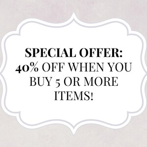 Pode incluir: Um sinal branco com uma borda decorativa e texto preto que diz "OFERTA ESPECIAL: 40% DE DESCONTO AO COMPRAR 5 ITENS OU MAIS!"