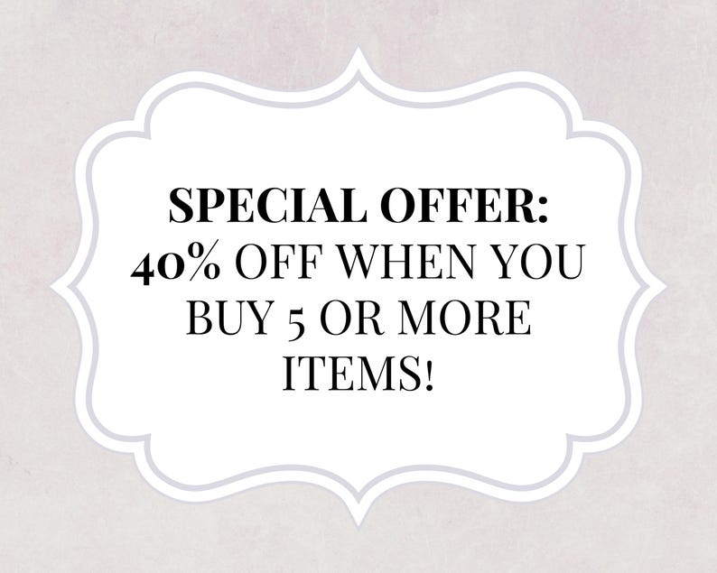 Pode incluir: Um sinal branco com uma borda decorativa e texto preto que diz "OFERTA ESPECIAL: 40% DE DESCONTO AO COMPRAR 5 ITENS OU MAIS!"