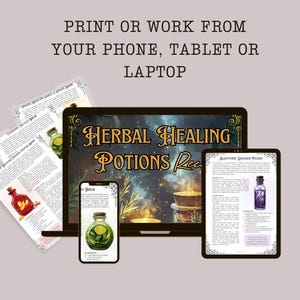 Op de afbeelding: Afbeelding met digitale kruidengeneesmiddelrecepten die worden weergegeven op een laptop, tablet en smartphone. De tekst "Herbal Healing Potions Recipes" is zichtbaar op het laptopscherm. Er zijn ook extra afgedrukte recepten aanwezig.
