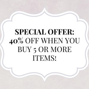 Op de afbeelding: Een wit bord met een decoratieve rand en zwarte tekst die luidt: "SPECIALE AANBIEDING: 40% KORTING BIJ AANKOOP VAN 5 OF MEER ARTIKELEN!"