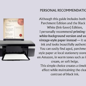 Peut inclure: Une imprimante &agrave; jet d'encre noire avec un document imprim&eacute; dessus. Le document a un design de style parchemin avec du texte et un sceau rouge. L'imprimante est sur un fond violet clair. Le texte sur le document n'est pas clair.
