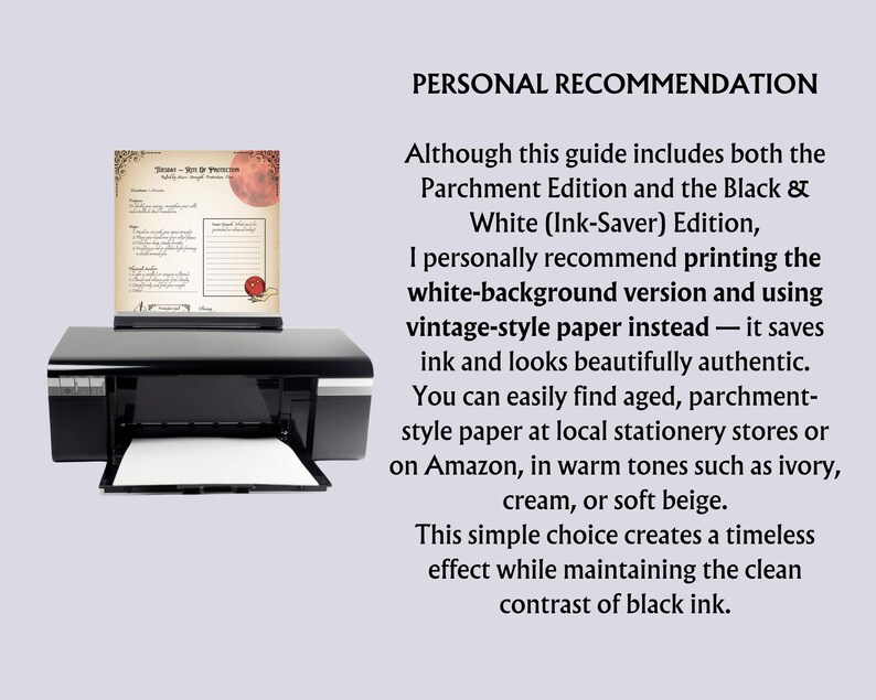 Peut inclure: Une imprimante &agrave; jet d'encre noire avec un document imprim&eacute; dessus. Le document a un design de style parchemin avec du texte et un sceau rouge. L'imprimante est sur un fond violet clair. Le texte sur le document n'est pas clair.
