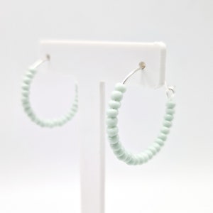 Orecchini a cerchio con perline di semi MINT • Orecchini a cerchio con perline minimali da 25 mm • Cerchi con perline leggere verde chiaro • Orecchini a cerchio con perline semplici