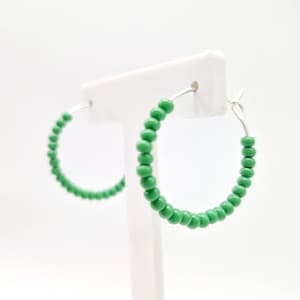 Brincos de argola com miçangas verdes • Brincos de argola com miçangas mínimas de 25 mm • Argolas com miçangas leves verdes • Brinco de argola com miçangas simples • Argolas com miçangas verdes