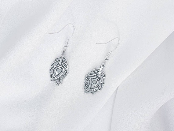 Orecchini pendenti con pavone in argento, orecchini con piume di pavone in argento, orecchini pendenti con piume di pavone, orecchini con piume in argento, orecchini con pavone - Italia