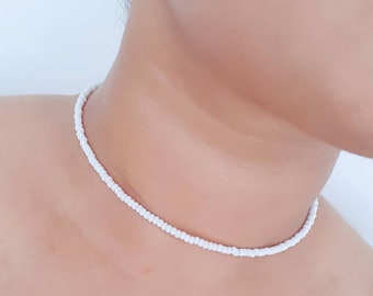 Gargantilha minimalista com pingente de miçangas brancas • Gargantilha branca com miçangas • Gargantilha branca simples com miçangas • Colar branco boho com miçangas • Colar de miçangas brancas