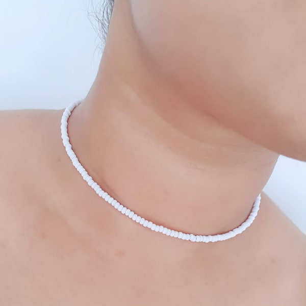 Tour de cou minimaliste avec breloques en perles de rocaille blanches • Tour de cou en perles blanches • Tour de cou en perles simples blanches • Collier blanc de perles BOHO • Collier de perles blanches