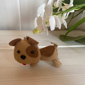 Schlüsselanhänger Hund aus Filz - handgemachte Kreation, süßes Plüschtier, Geschenkidee für Frauen oder Kinder