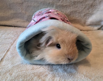 Meerschweinchen Kuscheltunnel Igel Röhre Ratte Schlafpfeife Fleece Kuscheltunnel - Rosa Federn hellblau - Auf Bestellung