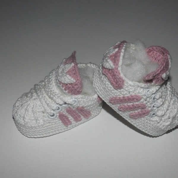 Chausson pour bébé chaussure de bébé basket  crocheter en  coton mercerisé  couleur  blanc et rose 0/3 mois et 3/6 mois