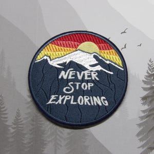 Never Stop Exploring Patch, gestickte Applikation für Jacke Rucksack, Abenteuer Geschenkidee, Wanderabzeichen, Bergforscher Aufnäher