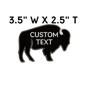 Puede incluir: Parche de hierro negro bordado con la silueta de un b&uacute;falo con el texto "CUSTOM TEXT" en su interior. El parche mide 8,9 cm de ancho por 6,4 cm de alto.