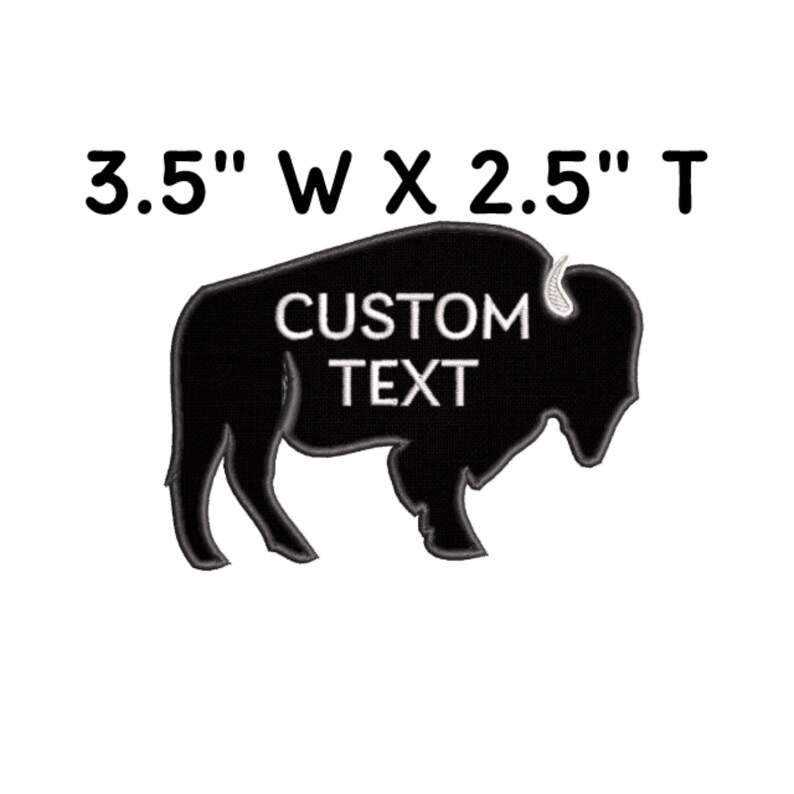 Puede incluir: Parche de hierro negro bordado con la silueta de un b&uacute;falo con el texto "CUSTOM TEXT" en su interior. El parche mide 8,9 cm de ancho por 6,4 cm de alto.